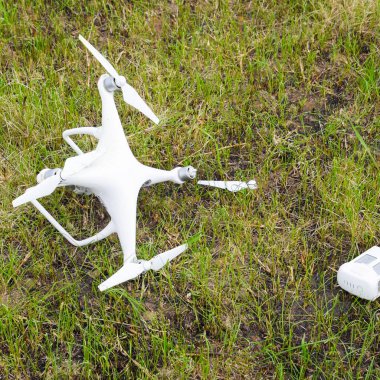 Rusya, Poltavskaya Köyü - 9 Mayıs 2017: Kirli ve çimlerin içinde bir kuadrokopter var. DJI Phantom 4. Bölgesel, resimsel.