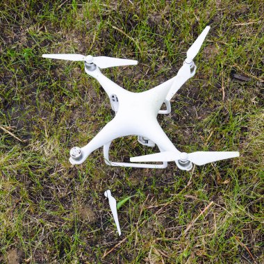 Rusya, Poltavskaya Köyü - 9 Mayıs 2017: Kirli ve çimlerin içinde bir kuadrokopter var. DJI Phantom 4. Bölgesel, resimsel.