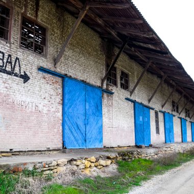 Slavyansk Kuban, Rusya Federasyonu-30 Mart 2018: eski bina çöktü yazıt tren istasyonunda. Terk edilmiş Sovyet binalar.