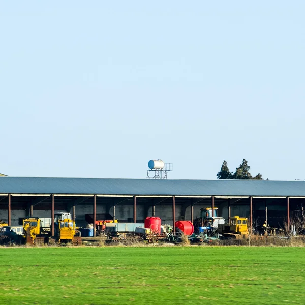 Traktory Jiné Zařízení Pod Markýzu Garáži — Stock fotografie