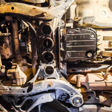 Arabadan aşağıdan görüntüleyin. Autoservice merkezi. Araç bakım