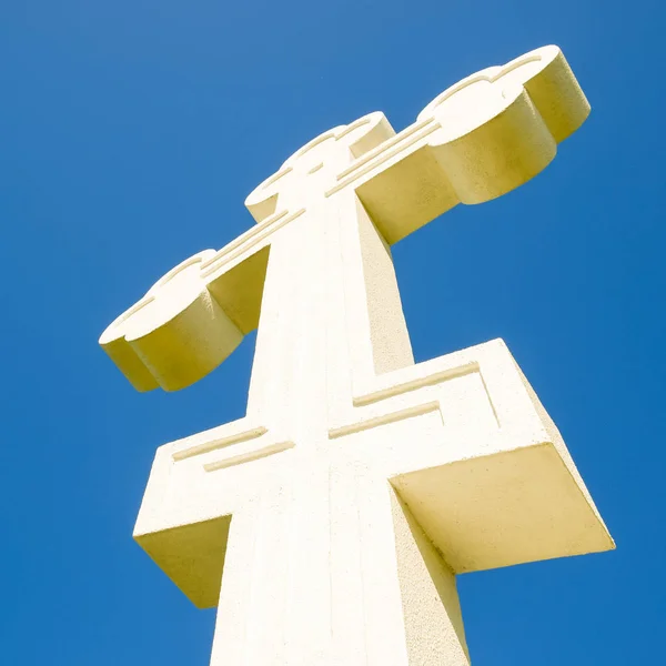 Croce Cristiana Ortodossa Bianca Sfondo Cielo Blu — Foto Stock