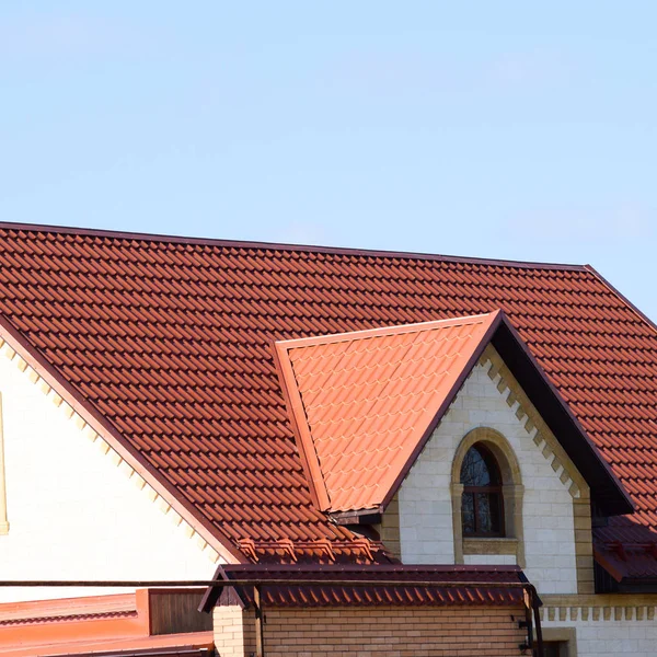 Ett Hus Med Tak Plåt Huset Med Gavlar Fönster Och — Stockfoto