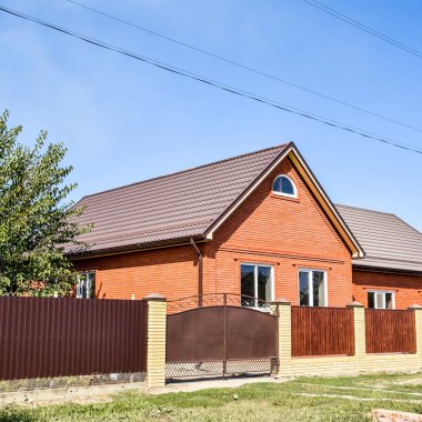 Bir çatı ile müstakil ev çelik levha. Çatı metal levhalar. Modern çatı kaplama malzemeleri türleri.