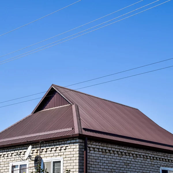 Vrijstaand Huis Met Een Dak Gemaakt Van Stalen Platen Dak — Stockfoto