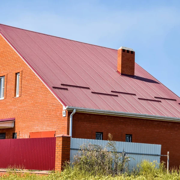 Vrijstaand Huis Met Een Dak Gemaakt Van Stalen Platen Dak — Stockfoto