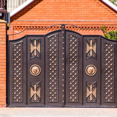 Kahverengi saclar Gates. Çatı kaplama malzemeleri. Modern çatı kaplama malzemeleri türleri.