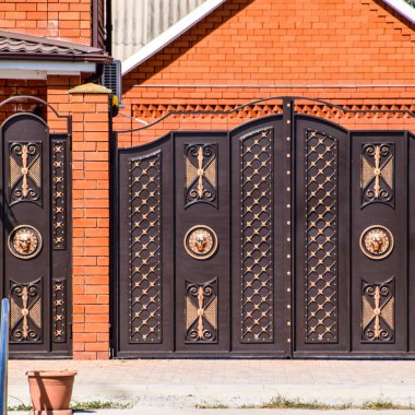 Kahverengi saclar Gates. Çatı kaplama malzemeleri. Modern çatı kaplama malzemeleri türleri.