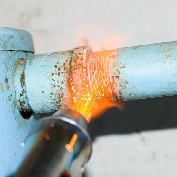 トーチで鋼管を加熱する たいまつの炎 — ストック写真