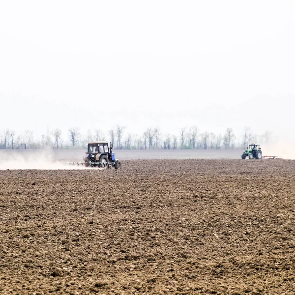 Trattore Erpice Terreno Sul Campo Crea Dietro Esso Una Nuvola — Foto Stock