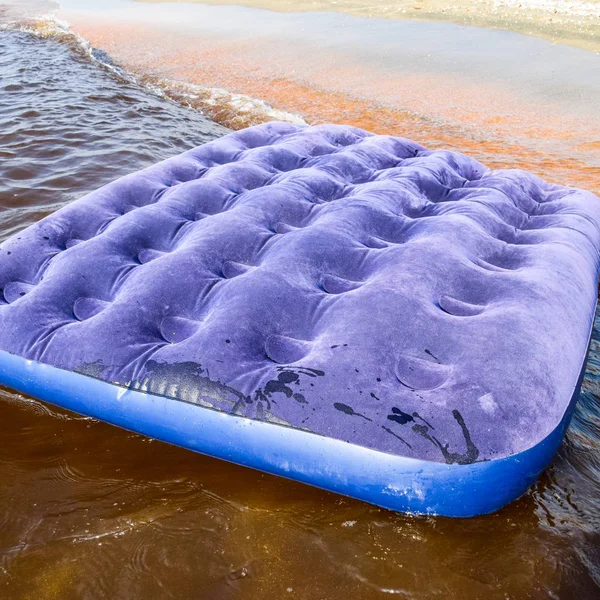 蓝色充气床垫在池塘里游泳 沙滩上的充气床垫 — 图库照片