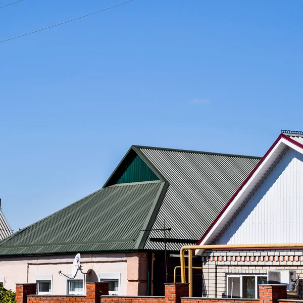 Vrijstaand Huis Met Een Dak Gemaakt Van Stalen Platen Dak — Stockfoto