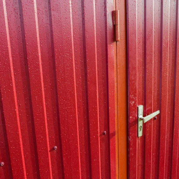 柵の中のハンドルのゲート 金属プロファイルの図パターン 高分子被覆により塗装された亜鉛メッキ鉄からのフェンス — ストック写真