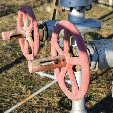 Petrol kuyusu ekipmanı. Vanaları ve servis ekipmanlarını kapat.