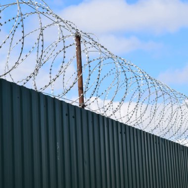 Çapraz metal profil deseni. Polimerik kaplama ile boyanmış galvanizli demirin telleri..