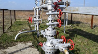 Petrol kuyusu ekipmanı. Vanaları ve servis ekipmanlarını kapat.