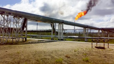 İlgili gazı alevlendirmek için işaret fişeği. Petrol tesisindeki basınç azaltma sisteminin son noktası.