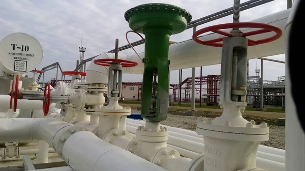 Zelený Pneumatický Ventil Potrubí Vybavení Závodu Výrobu Oleje — Stock fotografie