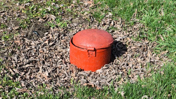 Kläckstål Röd Färg Parken Finns Ett Avlopp — Stockfoto