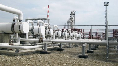 Isı değiştiriciler bir arıtma tesisi içinde. Petrol arıtma için donatım.