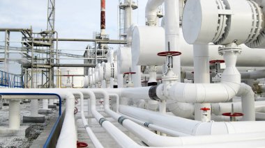 Isı değiştiriciler bir arıtma tesisi içinde. Petrol arıtma için donatım.