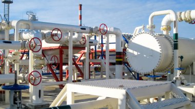 Isı değiştiriciler bir arıtma tesisi içinde. Petrol arıtma donatımı. Isıtmalı benzin hava soğutucu