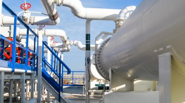 Isı değiştiriciler bir arıtma tesisi içinde. Petrol arıtma donatımı. Isıtmalı benzin hava soğutucu