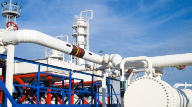 Isı değiştiriciler bir arıtma tesisi içinde. Petrol arıtma donatımı. Isıtmalı benzin hava soğutucu