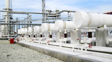 Isı değiştiriciler bir arıtma tesisi içinde. Petrol arıtma için donatım.