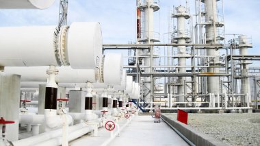Isı değiştiriciler bir arıtma tesisi içinde. Petrol arıtma için donatım.