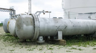 Yeni ısı değiştiriciler kurulum için hazır. Isı değiştiriciler bir arıtma tesisi içinde. Petrol arıtma için donatım.