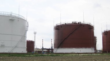 Petrol ürünleri depolama tankları. Ekipman rafineri.