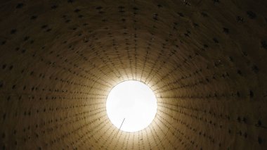 Meşale kapalı yazın, içinden bak. Bir meşale kapsayan bir asbestine.