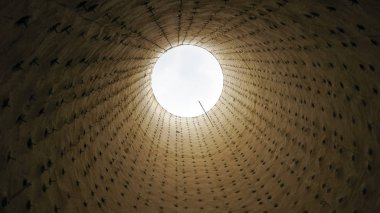 Meşale kapalı yazın, içinden bak. Bir meşale kapsayan bir asbestine.