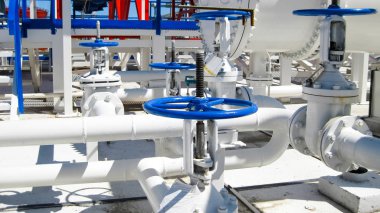 Isı değiştiriciler bir arıtma tesisi içinde. Petrol arıtma donatımı. Isıtmalı benzin hava soğutucu