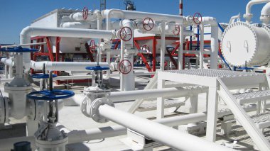 Petrol rafinerisi. Birincil petrol rafinerisi ekipmanı.