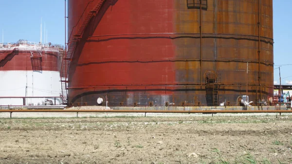 Tank the vertical steel. Capacities for storage of oil, gasoline, kerosene, the diesel and other liquids.