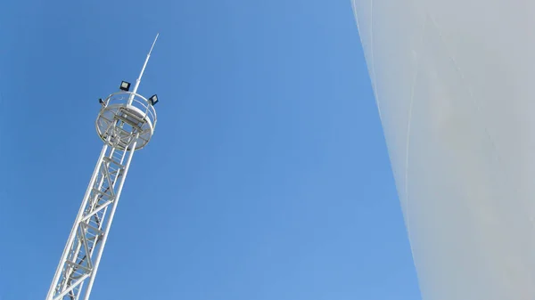 Bílý Zásobník Věž Osvětlení Pozadí Oblohy Zařízení Pro Zpracování Primární — Stock fotografie