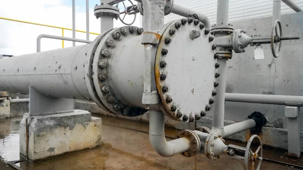油の加熱のため熱交換器 石油精製所 主要な石油精製のための機器 — ストック写真