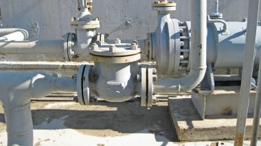 Boru hattında mandal. Petrol rafinerisi. Birincil Petrol arıtma için donatım.