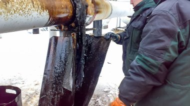 Petrol sızıntısı tasfiye. Çilingirler yağ kaçağı ortadan kaldırarak ve donatım tamiri yapan. İşçiler petrol sızıntısı tasfiye