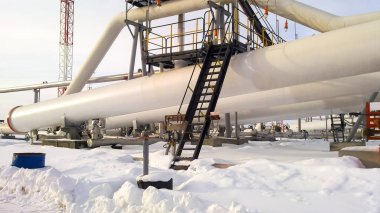 Son aşama bölücü borulu. Ekipman su yağdan ayırmak için. Petrol sahası. Ekipman el sanatları Batı Sibirya, demir desen ve borular