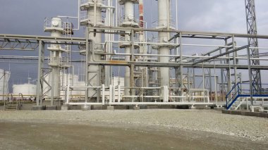 Petrol rafinerisi. Birincil Petrol arıtma için donatım.