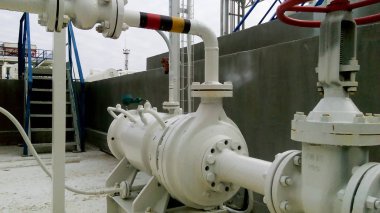 Petrol rafine sıcak ürünler pompalama için pompa. Ekipman rafineri.