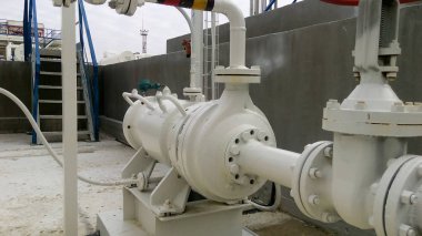 Petrol rafine sıcak ürünler pompalama için pompa. Ekipman rafineri.