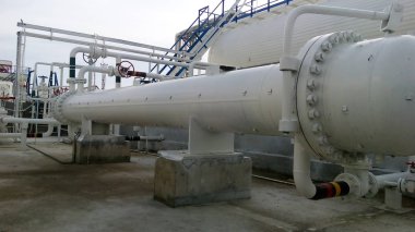 Bir arıtma tesisi içinde ısı eşanjörü. Petrol arıtma için donatım.