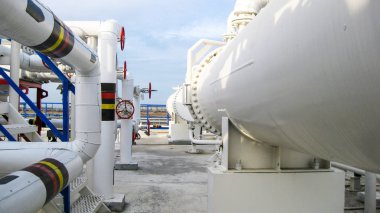 Isı değiştiriciler bir arıtma tesisi içinde. Petrol arıtma için donatım.