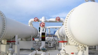 Isı değiştiriciler bir arıtma tesisi içinde. Petrol arıtma için donatım.