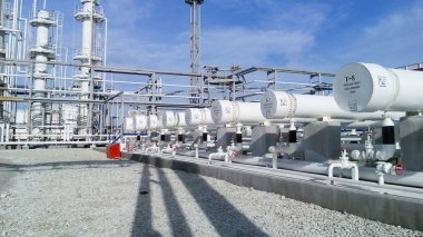 Isı değiştiriciler bir arıtma tesisi içinde. Petrol arıtma için donatım.