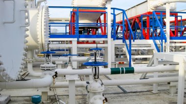 Isı değiştiriciler bir arıtma tesisi içinde. Petrol arıtma donatımı. Isıtmalı benzin hava soğutucu